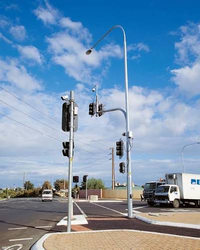 Traffic signal pole